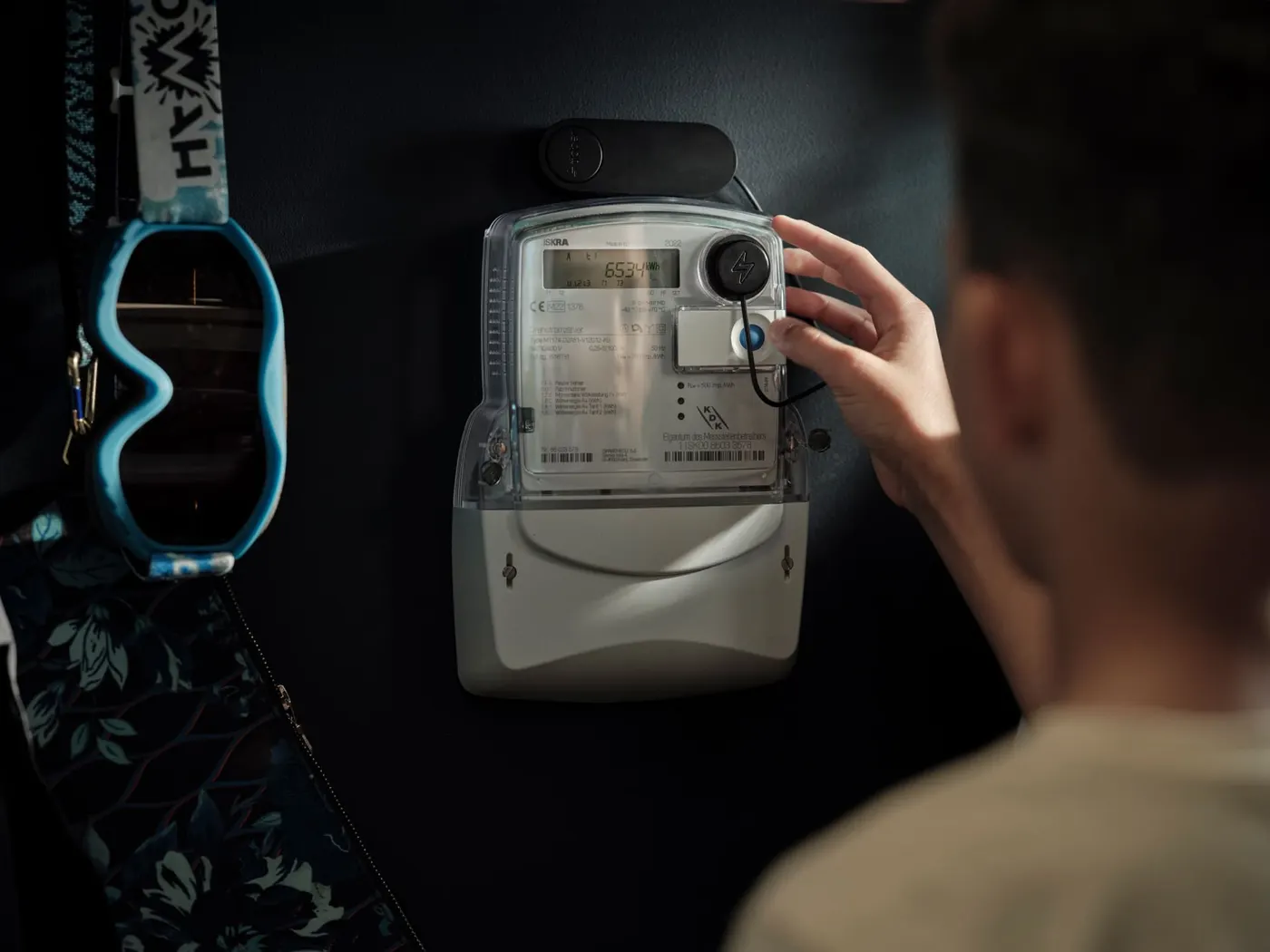 Hand die een Tibber Pulse aansluit op de slimme meter